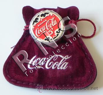 Colecionismo de Coca-Cola e Pepsi: PIN COCA COLA CON FORMA DE CHAPA + BOLSA COCACOLA - DIF&Iacute;CIL CONSEGUIR - EDICI&Oacute;N ESPECIAL - COKE