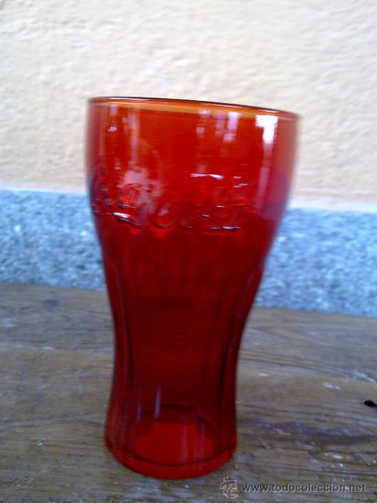 Collecting of Coca-Cola and Pepsi: VASO DE COCACOLA CON EL NOMBRE EN RELIEVE.