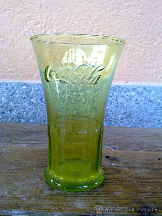 Collecting of Coca-Cola and Pepsi: VASO DE COCACOLA CON EL NOMBRE EN RELIEVE.