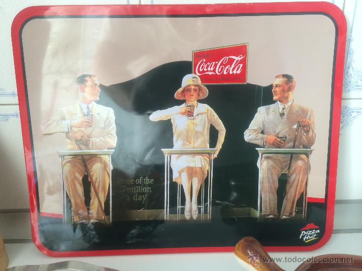 Sammeln von Coca-Cola und Pepsi: Chapa met&aacute;lica publicitaria de Coca-Cola y Pizza Hut. 29 x 35 cm. Dise&ntilde;o vintage.