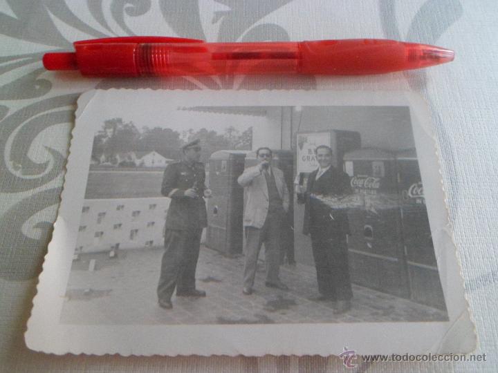 Sammeln von Coca-Cola und Pepsi: FOTO A&Ntilde;OS 50 DE VARIAS PERSONAS BEBIENDO COCA COLA CON LAS MAQUINAS EXPENDORAS DE FONDO