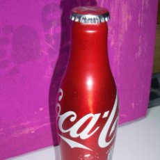 Coleccionismo de Coca-Cola y Pepsi: COCA COLA - BOTELLA CONMEMORATIVA 125 AÑOS - LLENA - ALTURA 17 CM (CON BOLLITO LATERAL). Lote 46627480