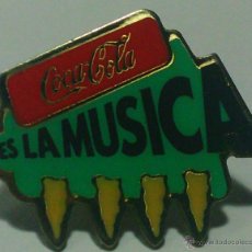 Coleccionismo de Coca-Cola y Pepsi: COCA COLA - ANTIGUO PIN CON LEYENDA: ES LA MÚSICA. Lote 46722830