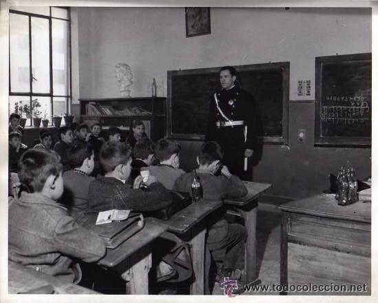 Collezionismo di Coca-Cola e Pepsi: Fotograf&iacute;a original de una clase de seguridad vial, en una escuela , promocionada por Coca- Cola.