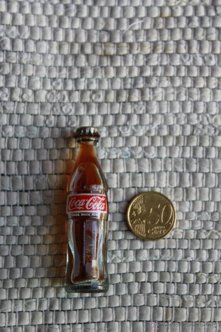 Collecting of Coca-Cola and Pepsi: MINI BOTELLA DE COCA COLA CON TAPA Y LLENA A LA MITAD CON LETRAS DE PAIS ASIATICO