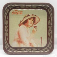 Coleccionismo de Coca-Cola y Pepsi: BANDEJITA VINTAGE PUBLICIDAD DE LA MARCA COCA COLA, AÑOS 80, DE CHAPA CON MOTIVOS DE EPOCA .