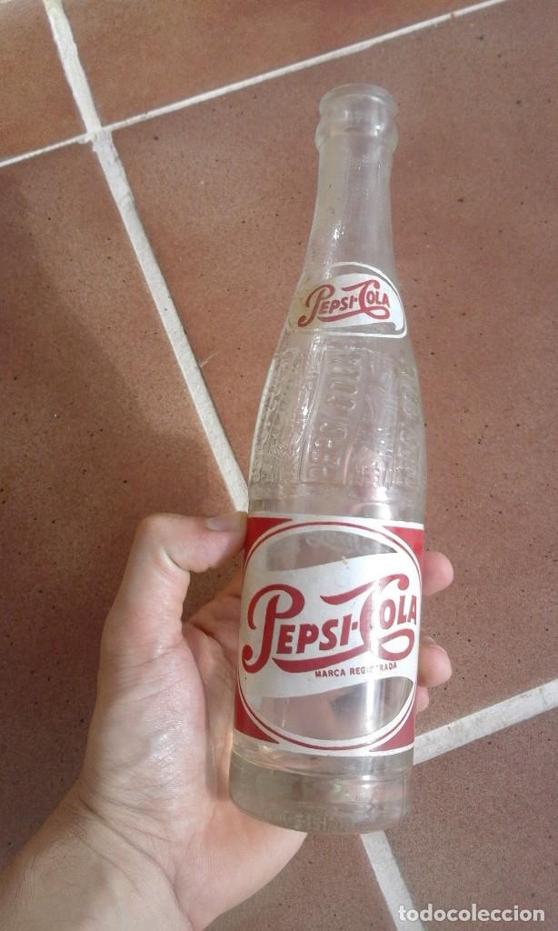 Colecionismo de Coca-Cola e Pepsi: Antiguo botellin botella Pepsi a&ntilde;os 60 serigrafiado Espa&ntilde;a y relieve