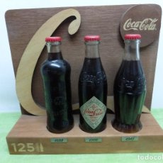 Coleccionismo de Coca-Cola y Pepsi: COCA COLA 125 AÑOS - EXPOSITOR CON LAS 3 PRIMERAS BOTELLAS 1899 1900 1915- REEDICIÓN CONMEMORATIVA.