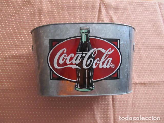 Collecting of Coca-Cola and Pepsi: M69 CUBO CUBITERA RECIPIENTE EN LATON DE COCA COLA CON LETRAS EN RELIEVE