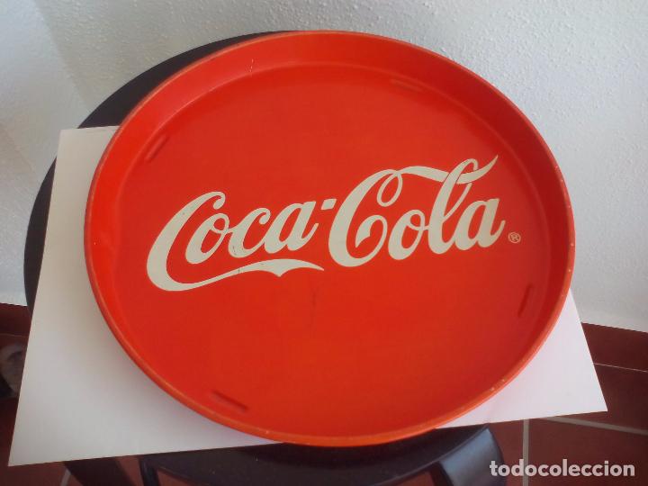 Coleccionismo de Coca-Cola y Pepsi: Bandeja de metal redonda, publicidad de Coca Cola, de los a&ntilde;os 60-70.  29 cm