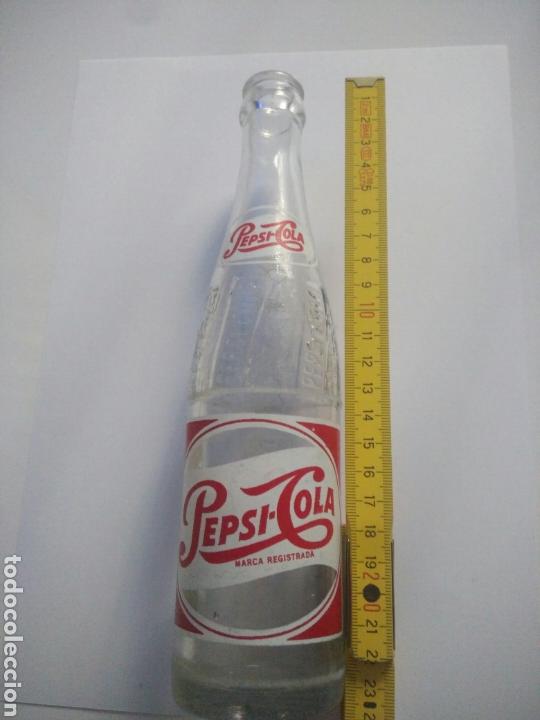 Coleccionismo de Coca-Cola y Pepsi: Botella Pepsi Cola a&ntilde;os 70 - Foto 1