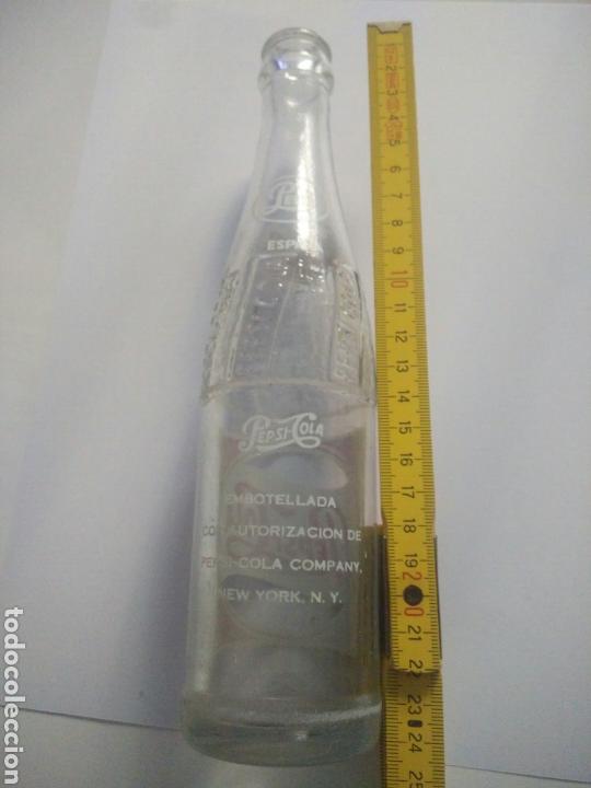 Coleccionismo de Coca-Cola y Pepsi: Botella Pepsi Cola a&ntilde;os 70 - Foto 2