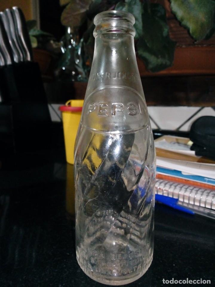 Colecionismo de Coca-Cola e Pepsi: Antigua botella pepsi cola no retornable alemana en relieve a&ntilde;os 60