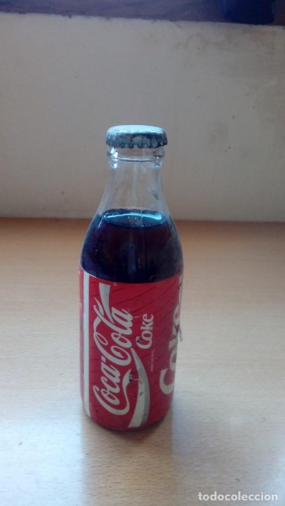 Sammeln von Coca-Cola und Pepsi: BOTELLA COCA COLA TAMA&Ntilde;O PEQUE&Ntilde;O A&Ntilde;OS 90 CON LIQUIDO Y CHAPA, SIN ABRIR NUEVA...