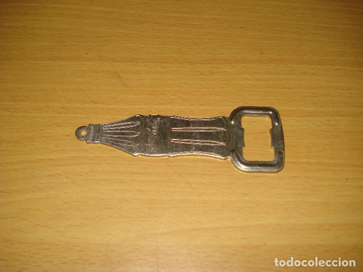 Coleccionismo de Coca-Cola y Pepsi: Antiguo Abrebotellas Coca-Cola Forma de Botella &ndash; Metal &ndash; Vintage Espa&ntilde;a