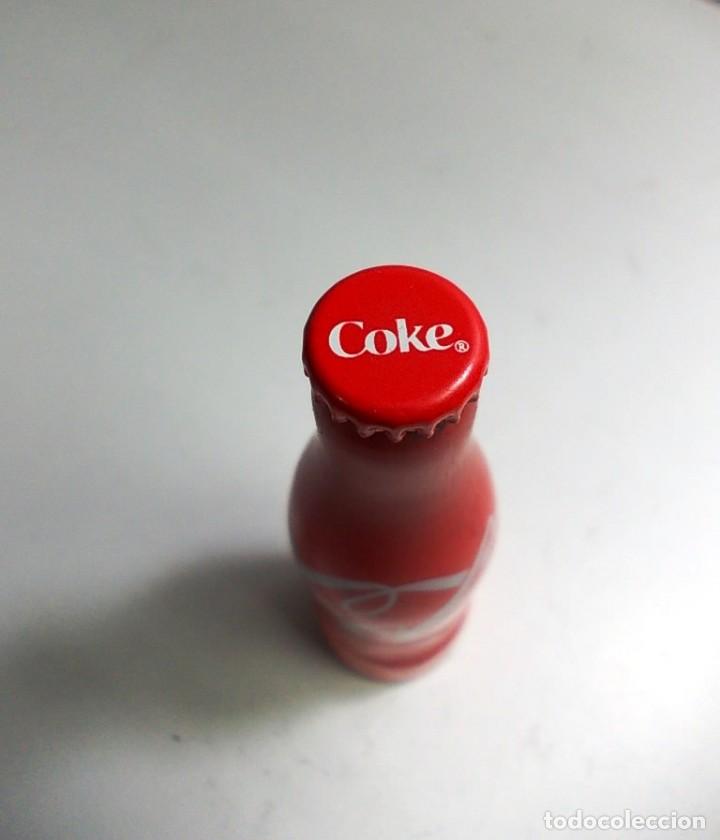 Coleccionismo de Coca-Cola y Pepsi: Botellita mini de Coca cola mini. - Foto 4