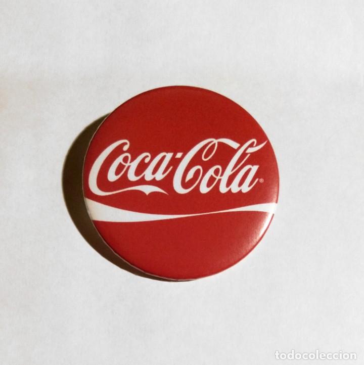 Coleccionismo de Coca-Cola y Pepsi: COCA COLA - CHAPA 59MM (CON IMPERDIBLE) - Foto 1