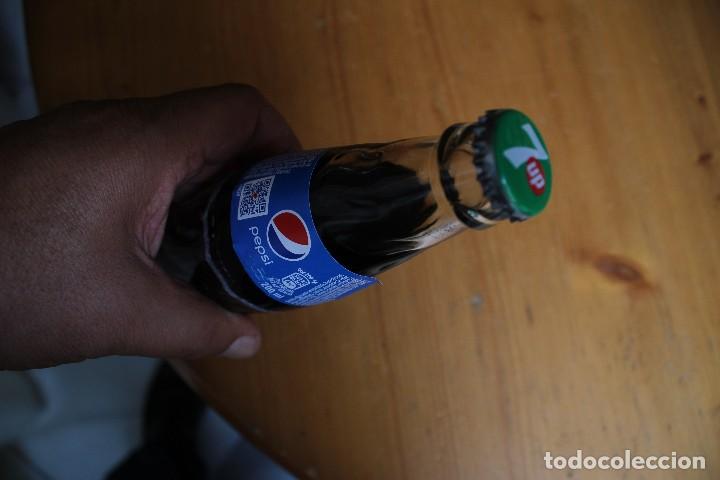 Coleccionismo de Coca-Cola y Pepsi: BOTELLA PEPSI CON CHAPA DE SEVEN UP - Foto 4
