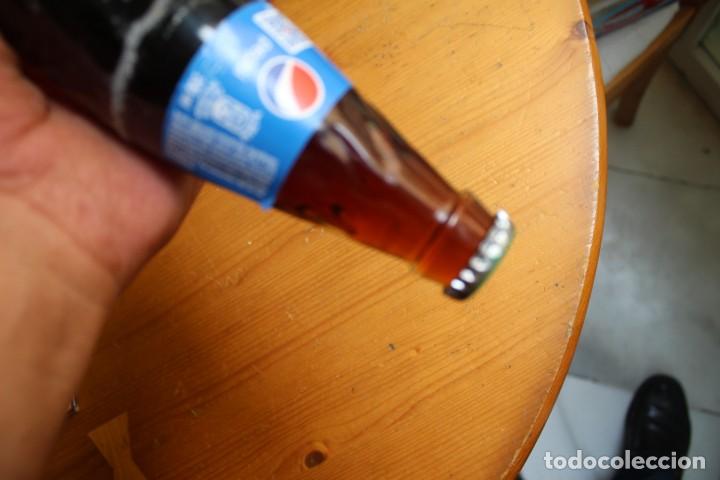 Coleccionismo de Coca-Cola y Pepsi: BOTELLA PEPSI CON CHAPA DE SEVEN UP - Foto 5