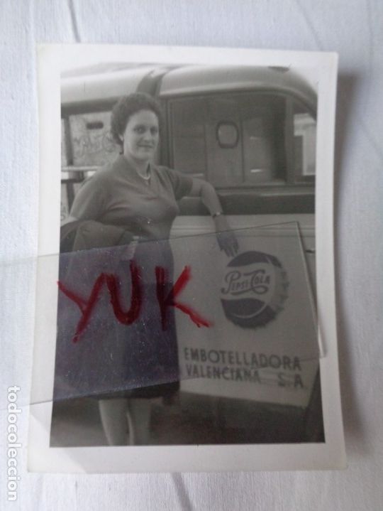 Sammeln von Coca-Cola und Pepsi: BONITA FOTO DE MUJER EN UN BAR DE VALENCIA  A&Ntilde;OS 60 CON PUBLICIDAD DE PEPSI