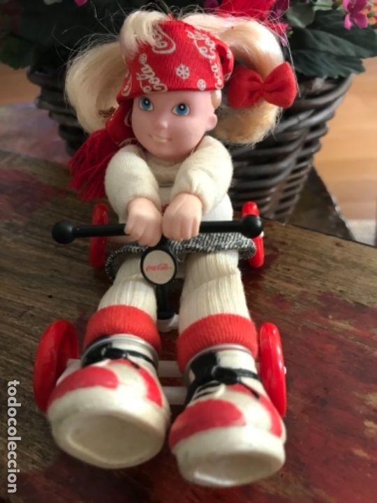 Coleccionismo de Coca-Cola y Pepsi: Mu&ntilde;eca Coca-Cola con coche a ruedas - Foto 1