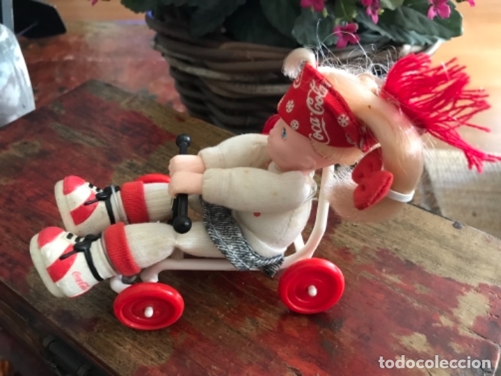 Coleccionismo de Coca-Cola y Pepsi: Mu&ntilde;eca Coca-Cola con coche a ruedas - Foto 2