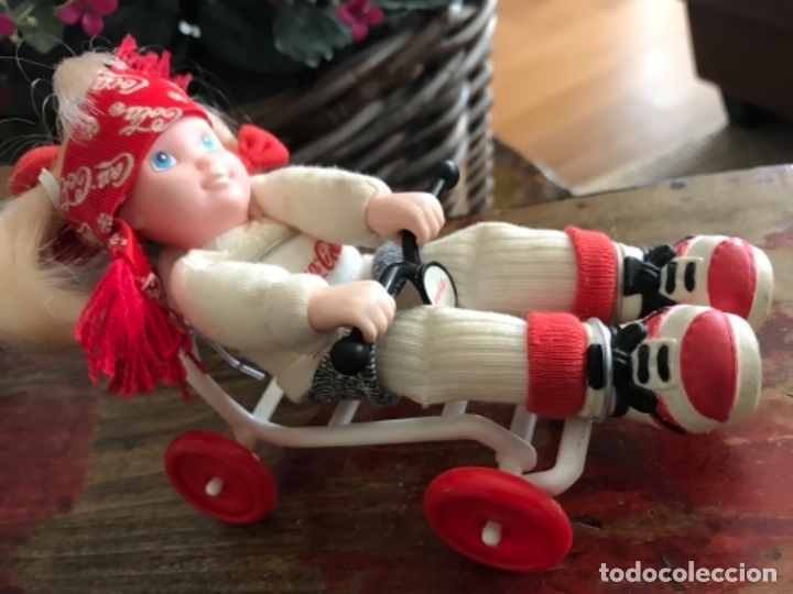 Coleccionismo de Coca-Cola y Pepsi: Mu&ntilde;eca Coca-Cola con coche a ruedas - Foto 4