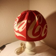 Coleccionismo de Coca-Cola y Pepsi: ANTIGUA LAMPARA DE SOBREMESA DE COCA COLA,PIE DE MADERA,TULIPA DE TEJIDO.