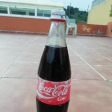 Coleccionismo de Coca-Cola y Pepsi: ANTIGUA BOTELLA REFRESCO GASEOSA COCA COLA LLENA ETIQUETA TAPON ROSCA METALICO PRECINTADO