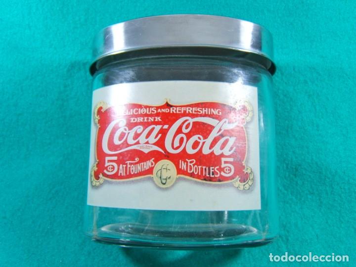 Collecting of Coca-Cola and Pepsi: COLECCIONISMO COCA COLA-BOTE OVALADO DE VIDRIO ILUSTRADO-TAPA METALICA-13x13 CM-A&Ntilde;OS 90.