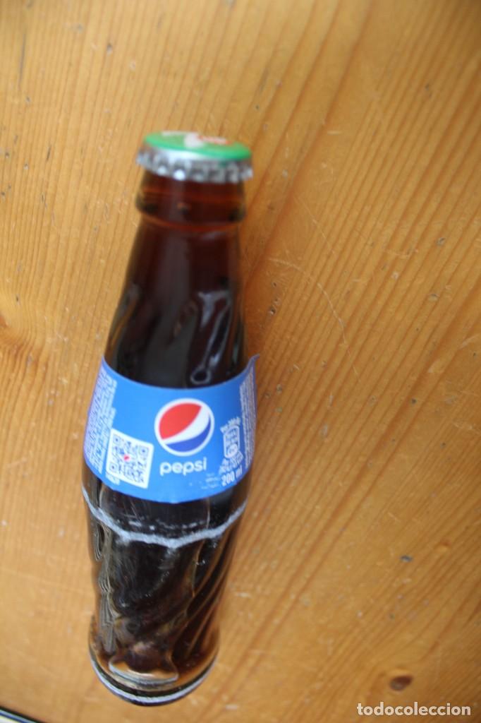 Coleccionismo de Coca-Cola y Pepsi: BOTELLA PEPSI CON CHAPA DE SEVEN UP