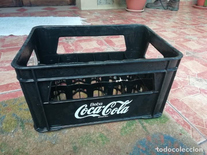 Collecting of Coca-Cola and Pepsi: Antigua caja de botellas de refresco gaseosa Beba coca cola peque&ntilde;as  color negro.