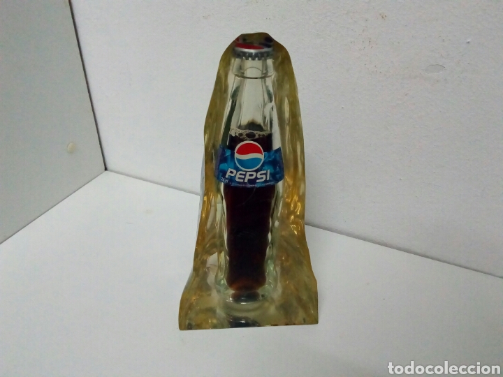 Collecting of Coca-Cola and Pepsi: Busto bloque metraquilato con botella pepsi incrustada