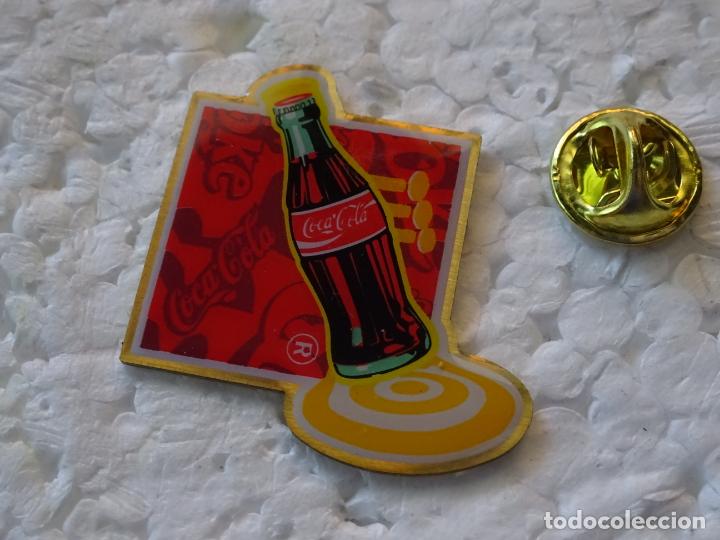 Coleccionismo de Coca-Cola y Pepsi: PIN DE COCA COLA. BOTELLA - TROMPETA - Foto 1