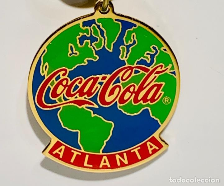 Colecionismo de Coca-Cola e Pepsi: Raro Llavero Coca Cola Atlanta. Original 1994. Dorado y esmaltado. Impecable.