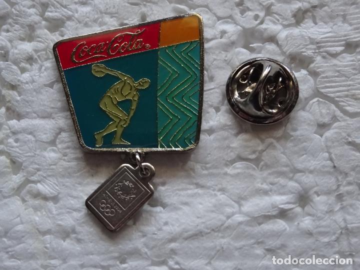 Sammeln von Coca-Cola und Pepsi: PIN DE COCA COLA / DEPORTES. JUEGOS OL&Iacute;MPICOS OLIMPIADAS. ATENAS 2004 GRECIA. ESTATUA DISC&Oacute;BOLO