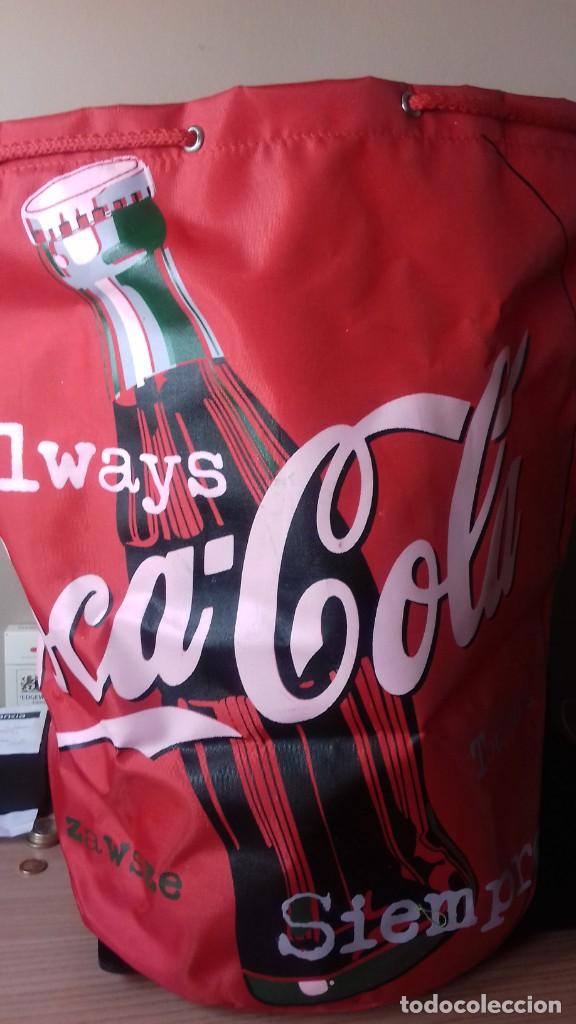 Colecionismo de Coca-Cola e Pepsi: Mochila tipo saco de Coca-Cola con regalo de sombrero