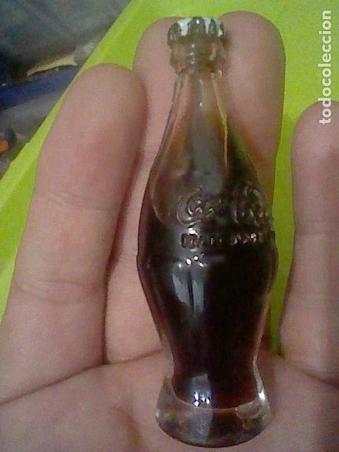 Coleccionismo de Coca-Cola y Pepsi: COCA COLA BOTELLA MINIATURA CRISTAL CHAPA 8 CMS ALTO
