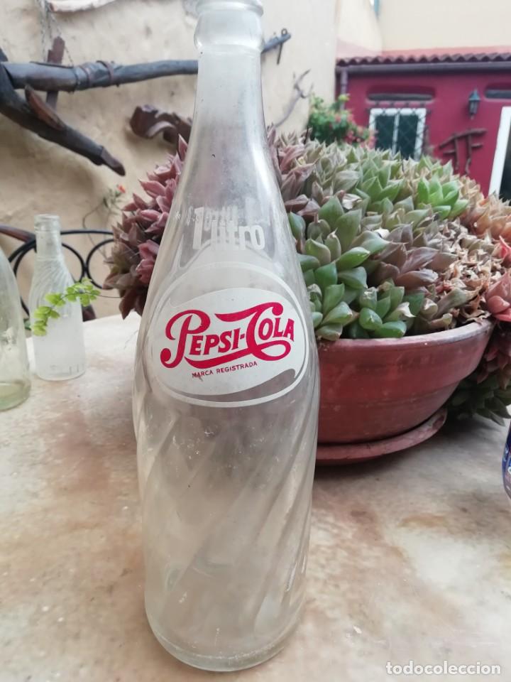 Coleccionismo de Coca-Cola y Pepsi: Antigua botella refresco gaseosa a&ntilde;os 60 y 70 Pepsi Cola 1 LITRO