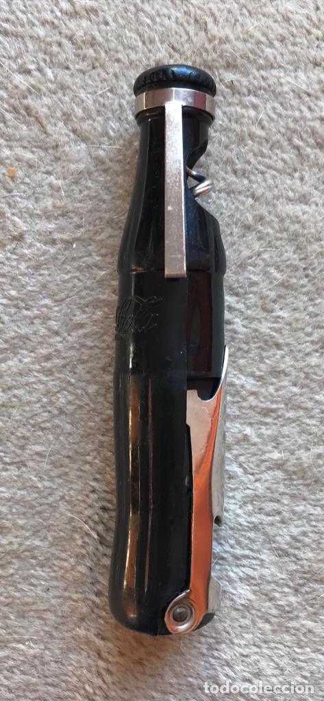 Coleccionismo de Coca-Cola y Pepsi: Antiguo abridor Abrebotellas de Coca Cola - Con forma de botella - Foto 2
