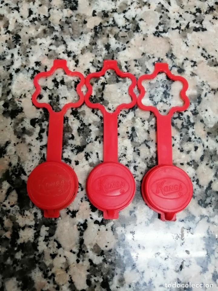 Coleccionismo de Coca-Cola y Pepsi: 3 TAPONES PLASTICO KONGA - Foto 1
