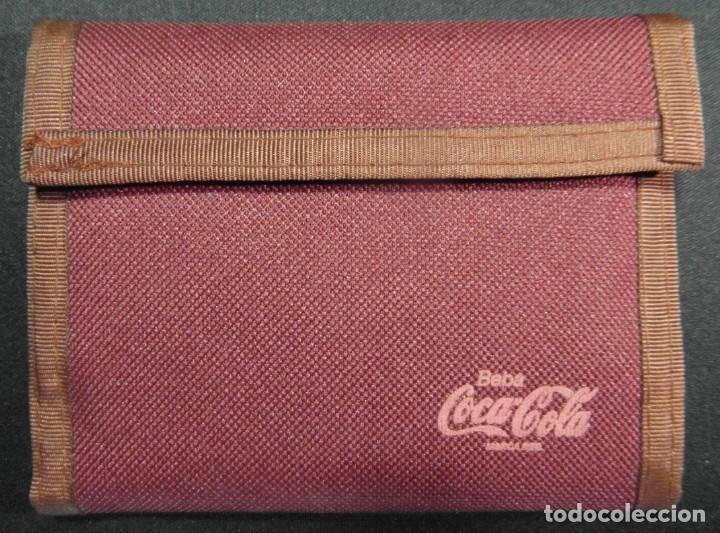 Collectionnisme de Coca-Cola et Pepsi: *Coca-Cola* Cartera nylon con publicidad. Meds. cerrada: 10x95x125 mms.