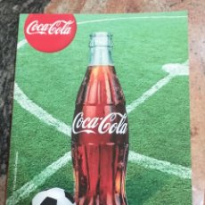 Coleccionismo de Coca-Cola y Pepsi: LIBRETA COCA-COLA DE DIMENSIONES 21X29.7 CM., CON HOJAS CUADRICULADAS, INCLUYE JUEGO DE FÚTBOL-CHAPA. Lote 243313100