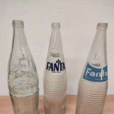 Coleccionismo de Coca-Cola y Pepsi: LOTE DE 3 BOTELLAS DE CRISTAL COCA-COLA FANTA LIMÓN FANTA NARANJA DE UN LITRO VINTAGE. Lote 246754600