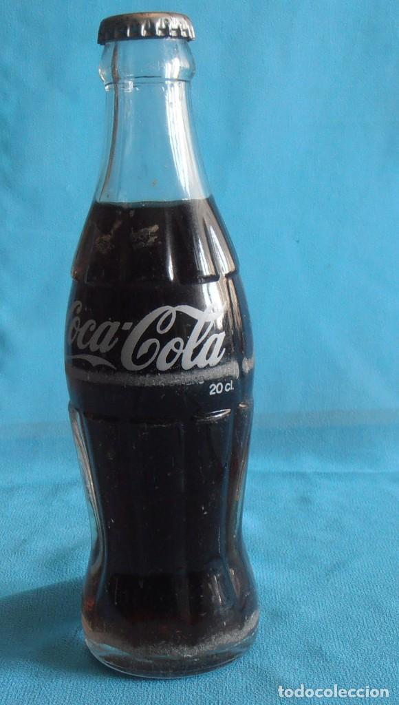 Coleccionismo de Coca-Cola y Pepsi: BOTELLA DE COCA COLA , LLENA , - Foto 2
