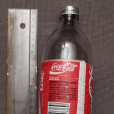 Coleccionismo de Coca-Cola y Pepsi: BOTELLA COCA-COLA COKE 50 CL, TAPON AÑOS 80 CON SEÑALES DE USO PEQUEÑA MARCA Y ROTURA VER FOTO. Lote 253898155