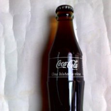 Coleccionismo de Coca-Cola y Pepsi: BOTELLA COCA~COLA PERSONALIZADA,EXCLUSIVO PARA COLECCIÓN,UNA HISTORIA VIVA,SIN ABRIR.. Lote 253986655