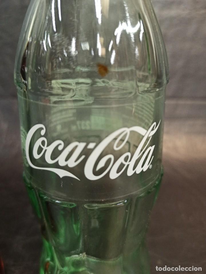 Coleccionismo de Coca-Cola y Pepsi: Dos botellas de Coca-Cola distintas. C42 - Foto 3