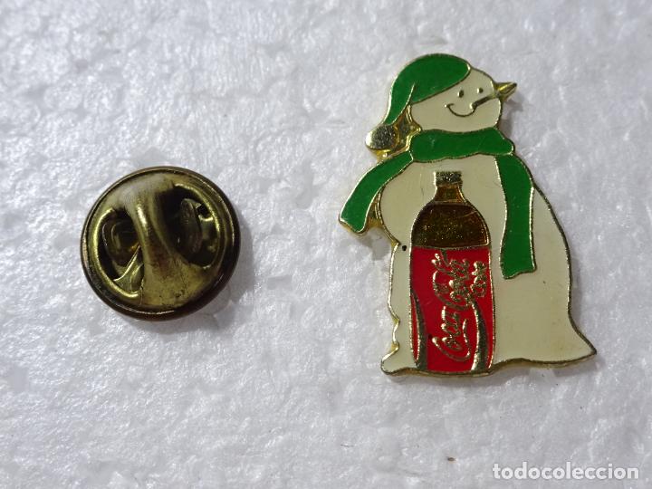 Sammeln von Coca-Cola und Pepsi: PIN DE COCA COLA. MU&Ntilde;ECO DE NIEVE CON BOTELLA