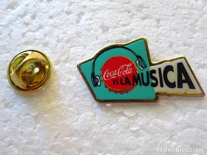 Collecting of Coca-Cola and Pepsi: PIN DE COCA COLA. ES LA M&Uacute;SICA